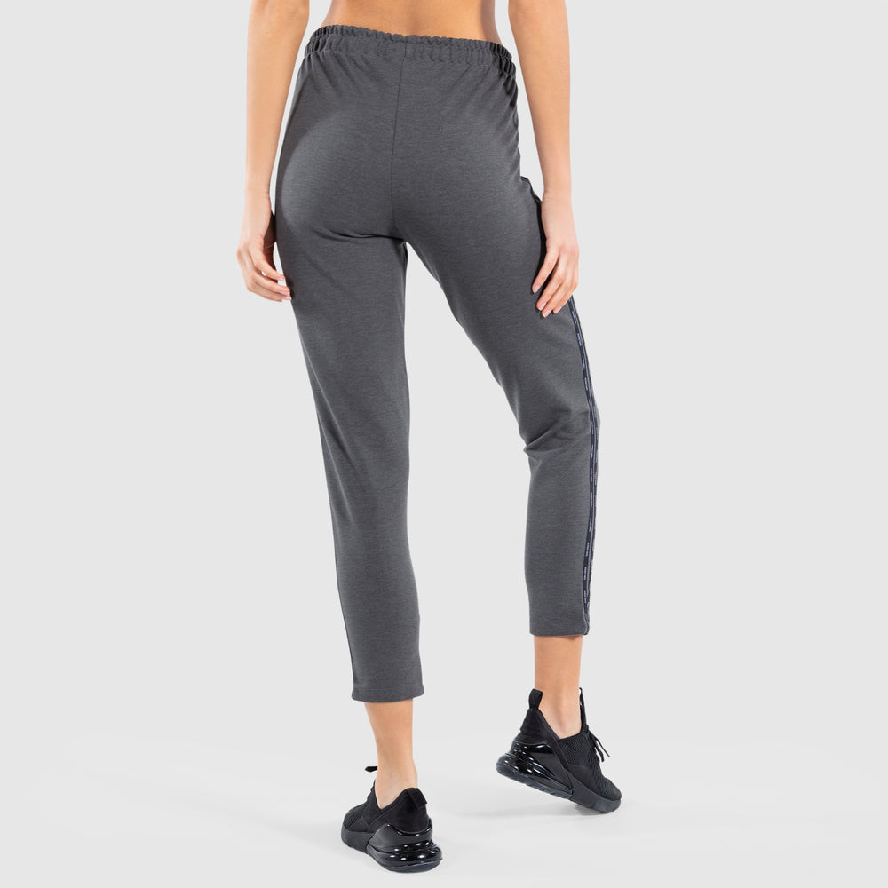 I pantaloni della tuta portano