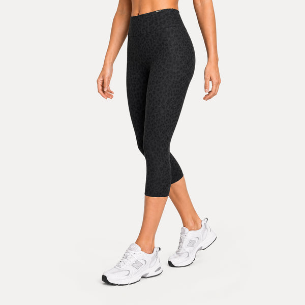 LEO Capri Leggings Velvara